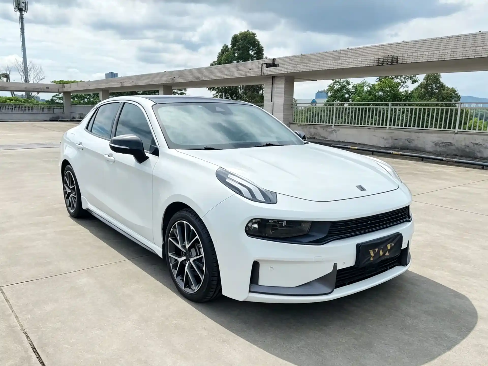 Photo 3 - Lynk & Co 03