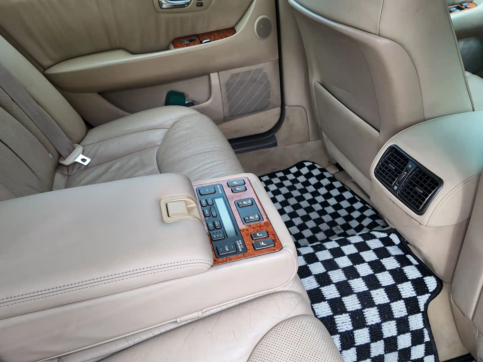 Фото 43 - Lexus LS