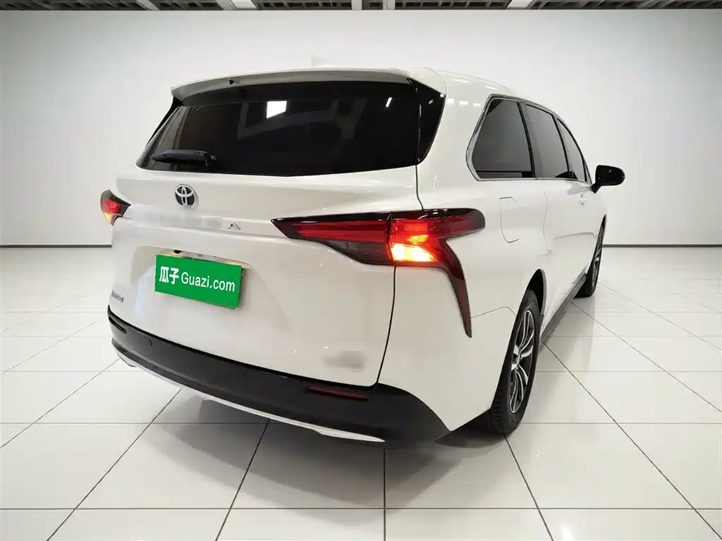 Toyota Sienna 2023 2.5L Hybrid Luxury Edition фото 7