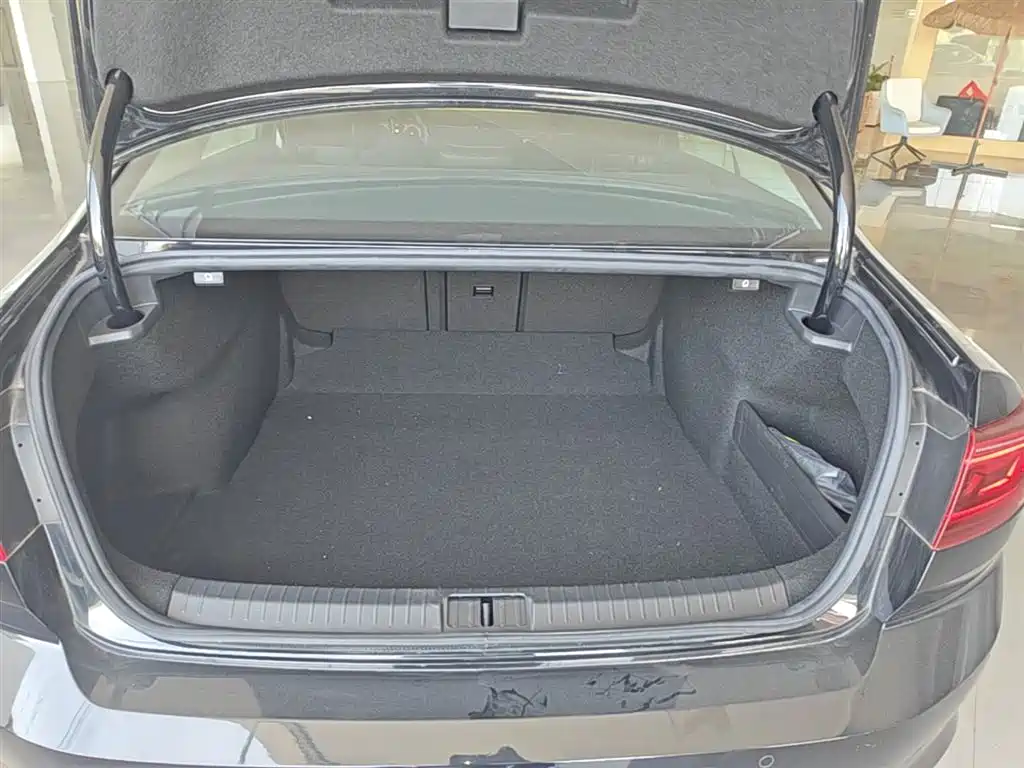 Volkswagen Magotan 2023 Model 2 Million Commemorative Edition 330TSI DSG Luxury фото 19