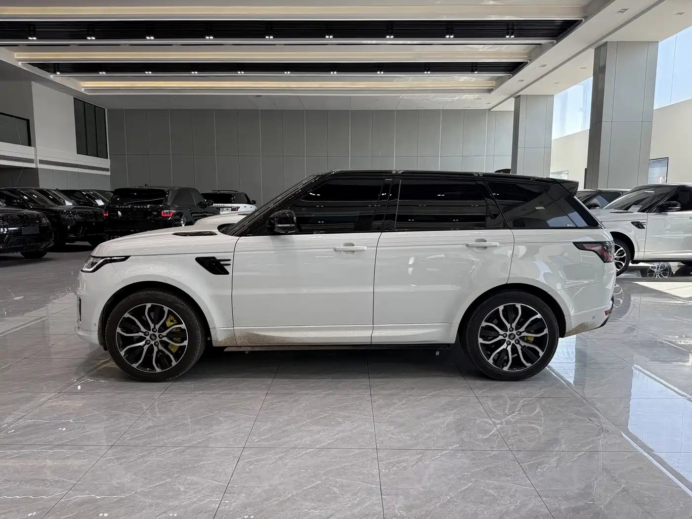 Land Rover Range Rover Sport 2022 3.0 L6 Gloss Black Edition фото 4