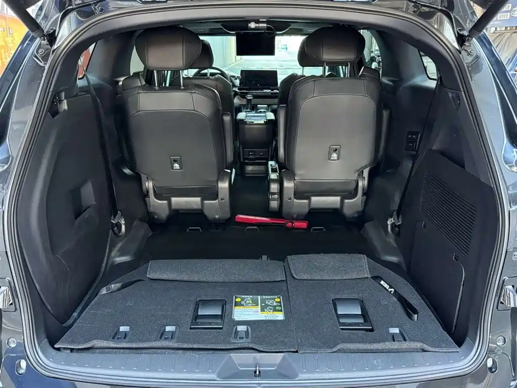Toyota Granvia 2023 2.5L Hybrid VIP Edition фото 8