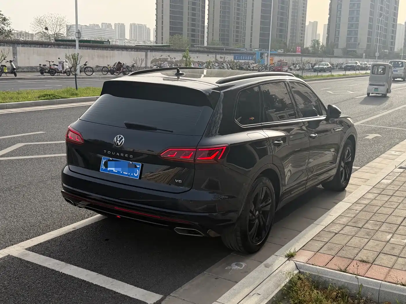Volkswagen Touareg 2021 3.0TSI Sharp Edition with Gloss Black Sports Package фото 15