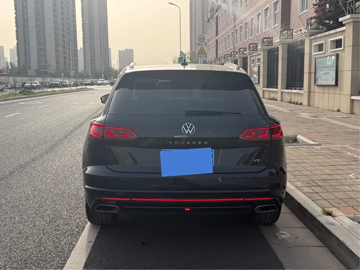Volkswagen Touareg 2021 3.0TSI Sharp Edition with Gloss Black Sports Package фото 14
