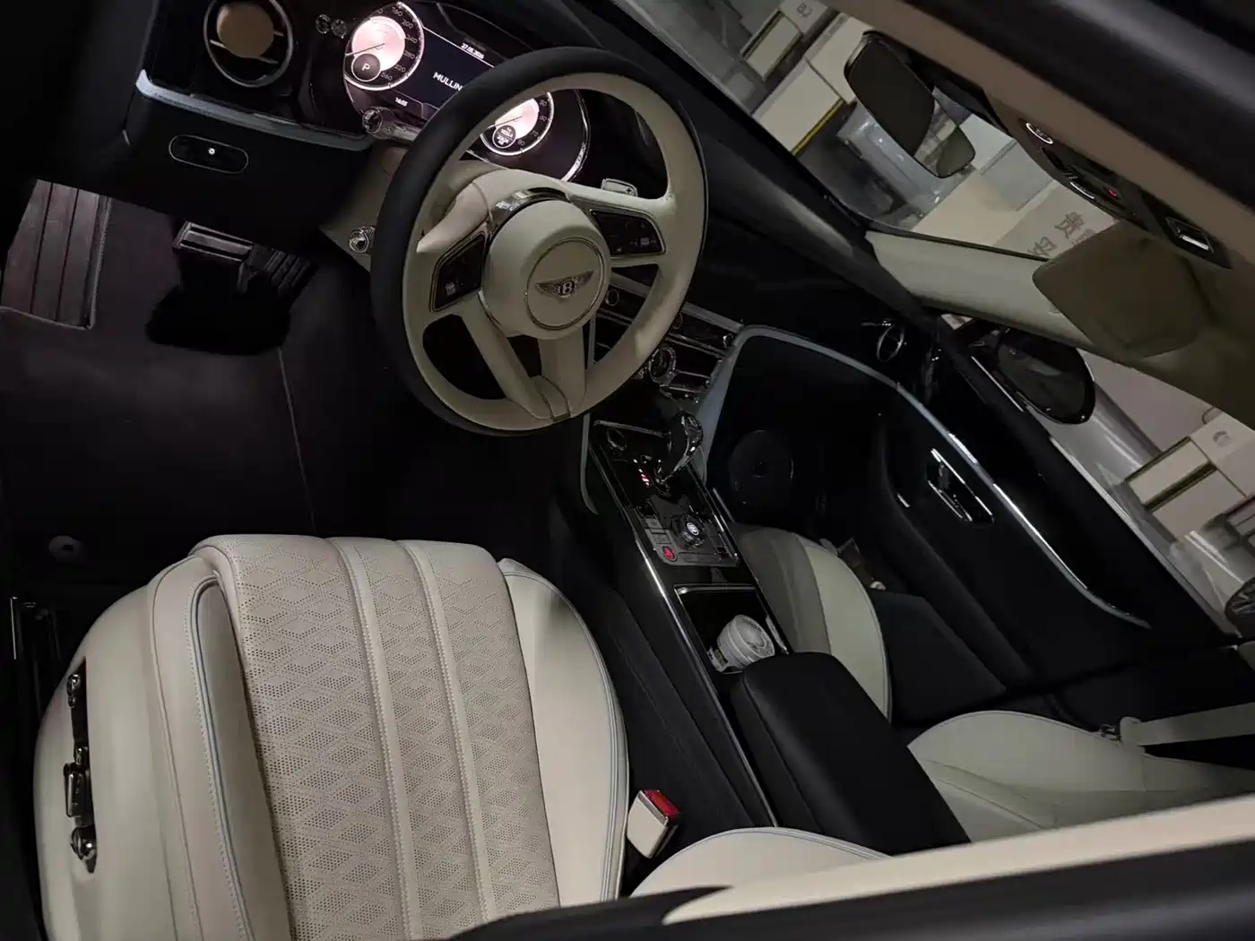Bentley Flying Spur 2024 4.0T V8 Mulliner фото 11