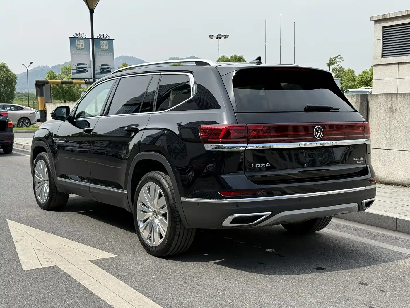 Volkswagen Teramont 2024 380TSI 4WD Dragon Auspicious Edition фото 4