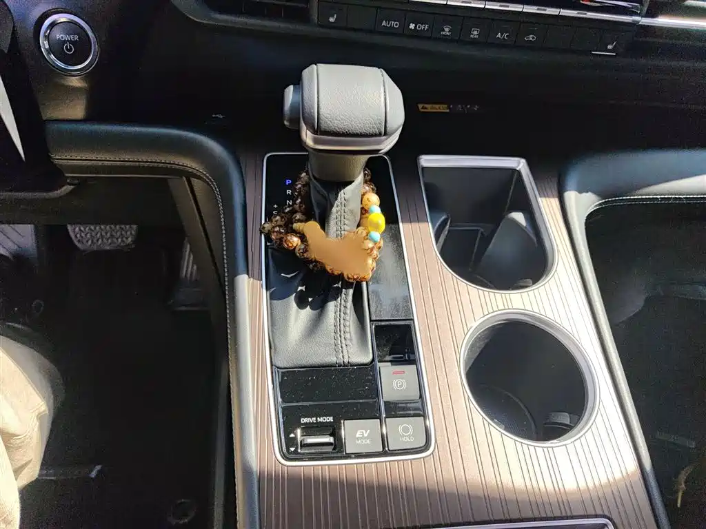 Toyota Granvia 2024 2.5L Hybrid Premium PLUS фото 13