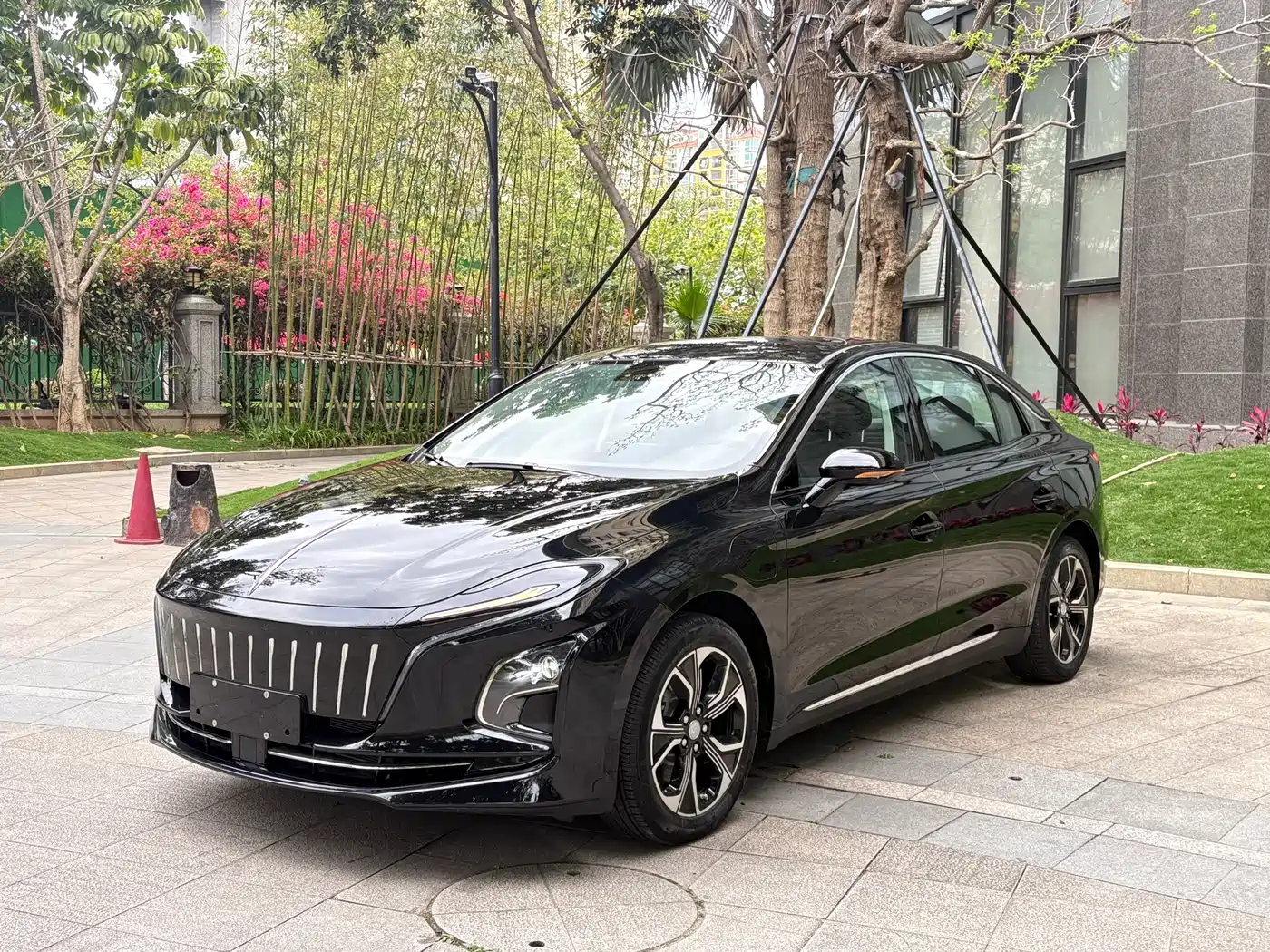 Hongqi E-QM5 2023 Basic Travel Edition
