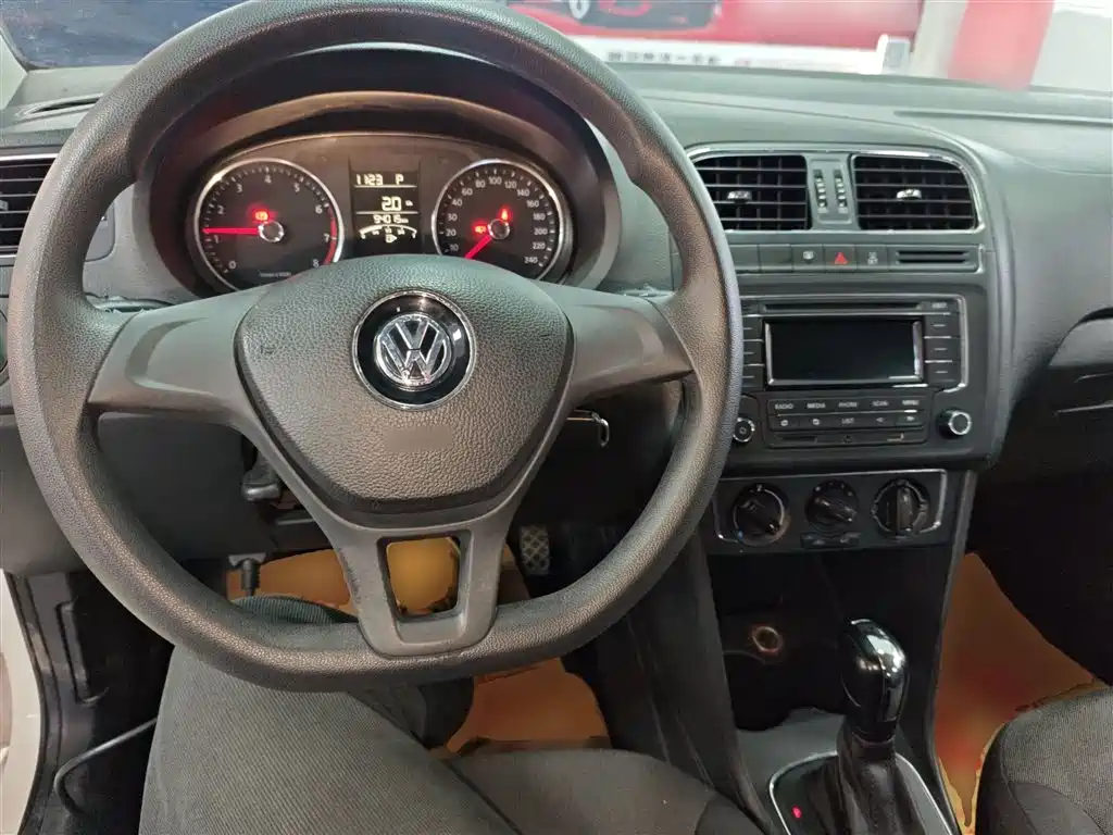 Volkswagen Polo 2014 1.6L Automatic Comfort Edition фото 12