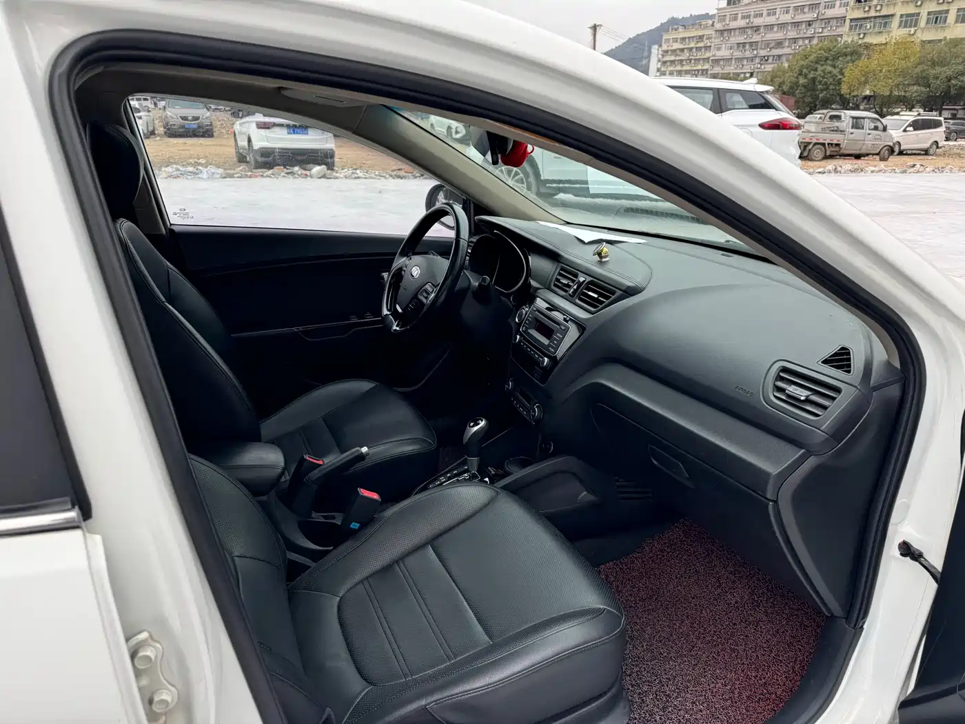 Kia K2 2015 Hatchback 1.6L AT Premium фото 10