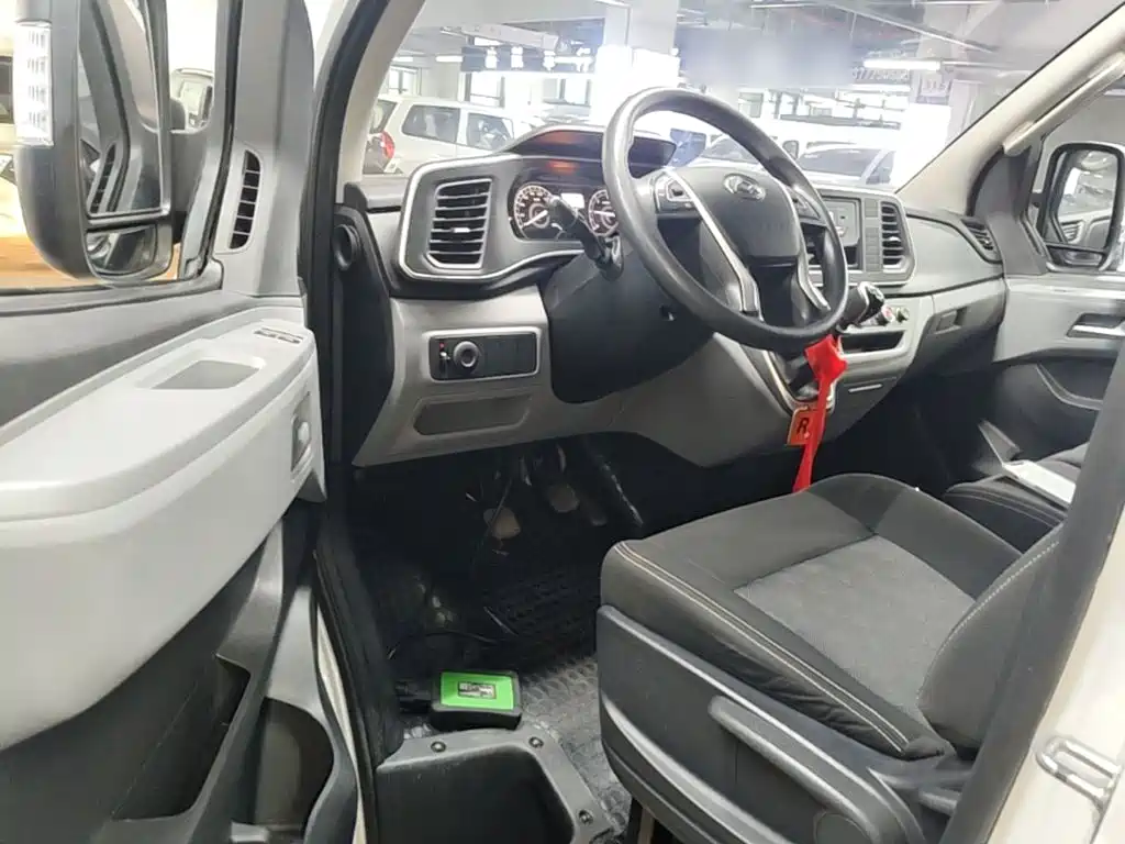 SAIC Maxus Xintu V80 2025 2025 Value Edition Aoyun 2.0T Manual Short Wheelbase Medium Roof 127Ps 5/6-seater