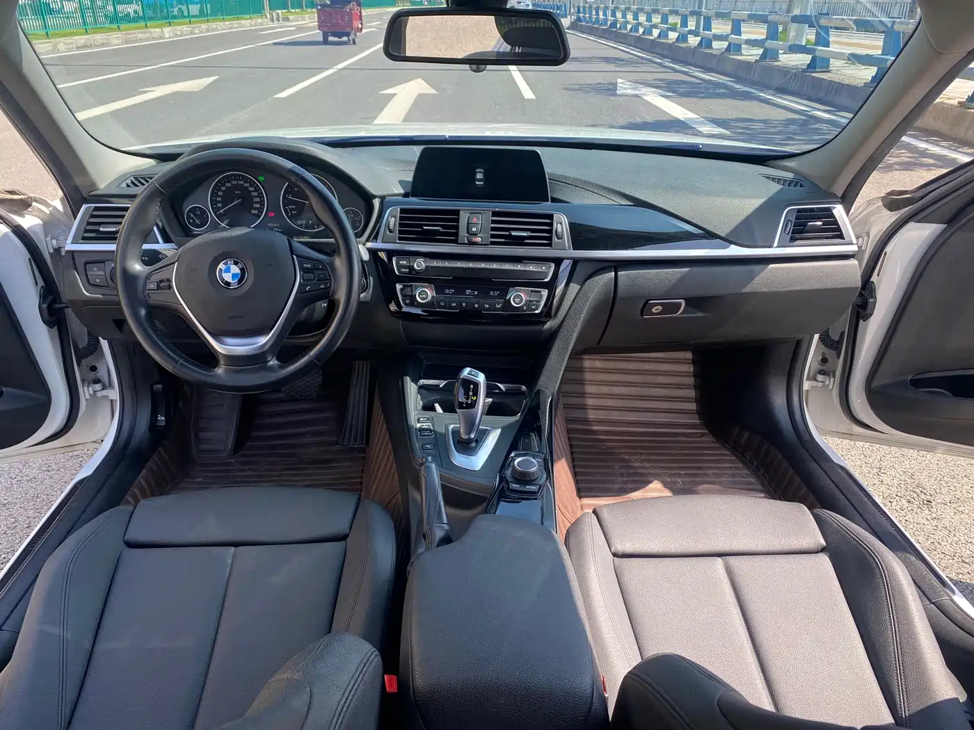 BMW 3 Series 2018 318i фото 6
