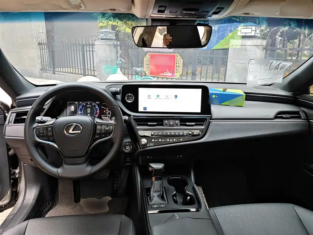 Lexus ES 2023 200 Excellence Edition фото 10