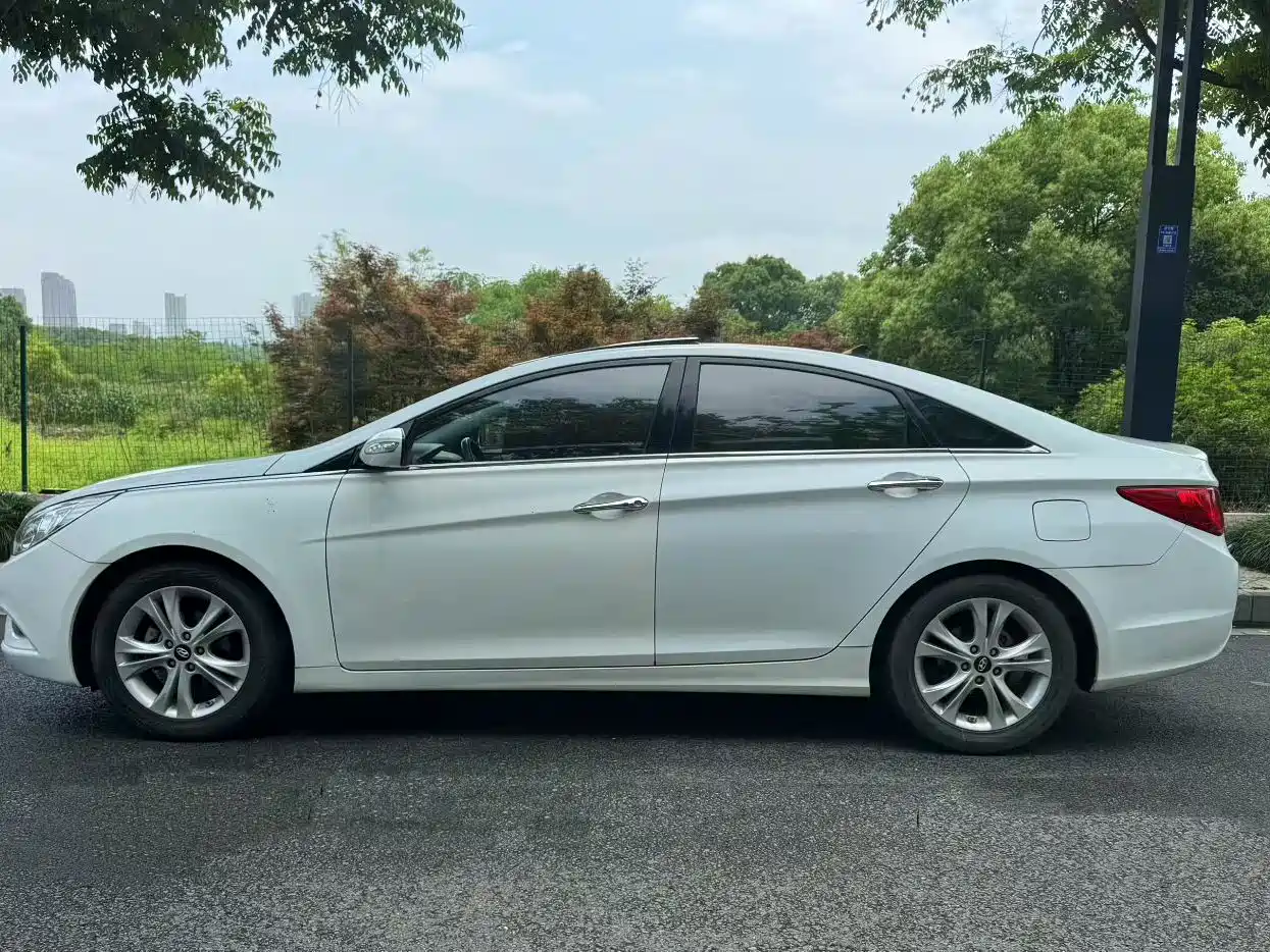 Hyundai Sonata 2011 2.0L Automatic Fashion фото 3