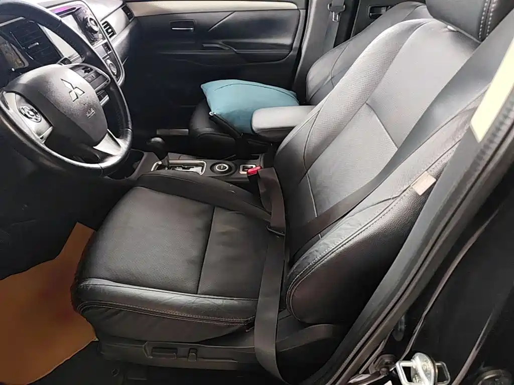 Mitsubishi Outlander (Import) 2014 2.4L 4WD Luxury Value Edition 5-seater фото 15
