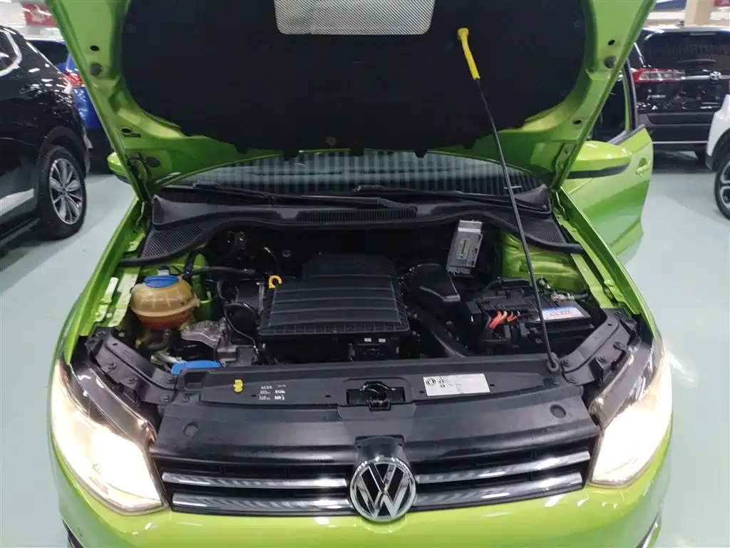 Volkswagen Polo 2014 1.6L Automatic Luxury Edition фото 10