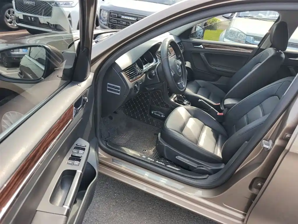 Volkswagen Bora 2014 1.6L Automatic Luxury Edition фото 16