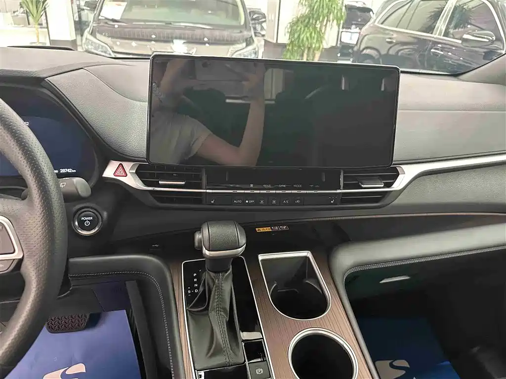 Toyota Granvia 2024 2.5L Hybrid Premium PLUS 4WD Edition фото 9