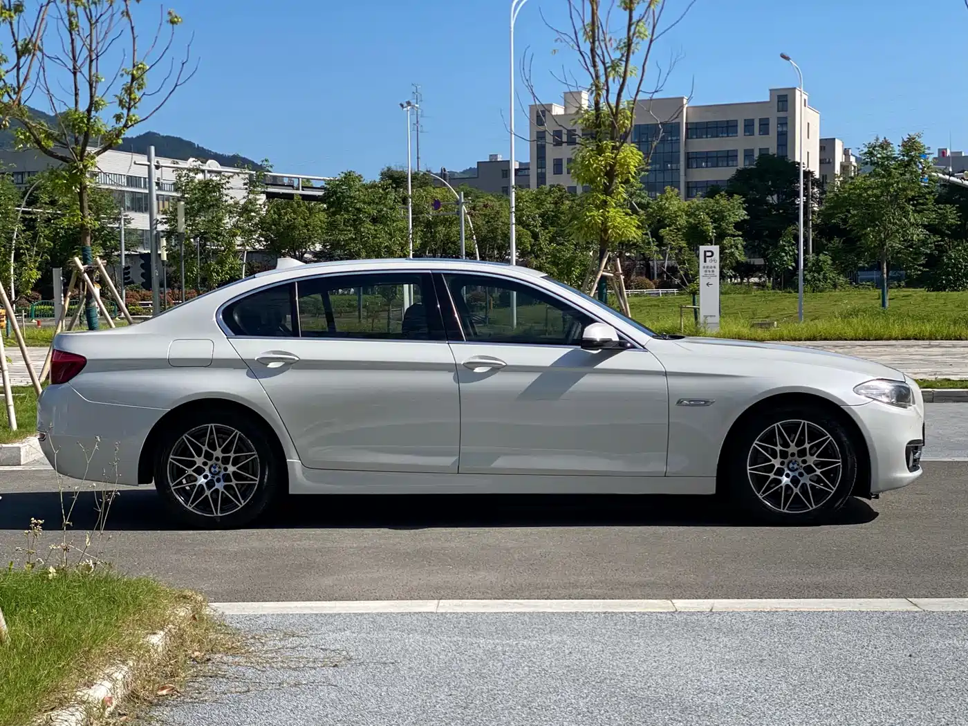 BMW 5 Series 2014 525Li Luxury Design Package фото 4