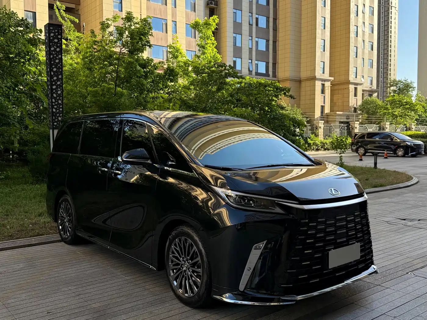 Lexus LM 2025 Model 500h Four-Seater Imperial Edition фото 4