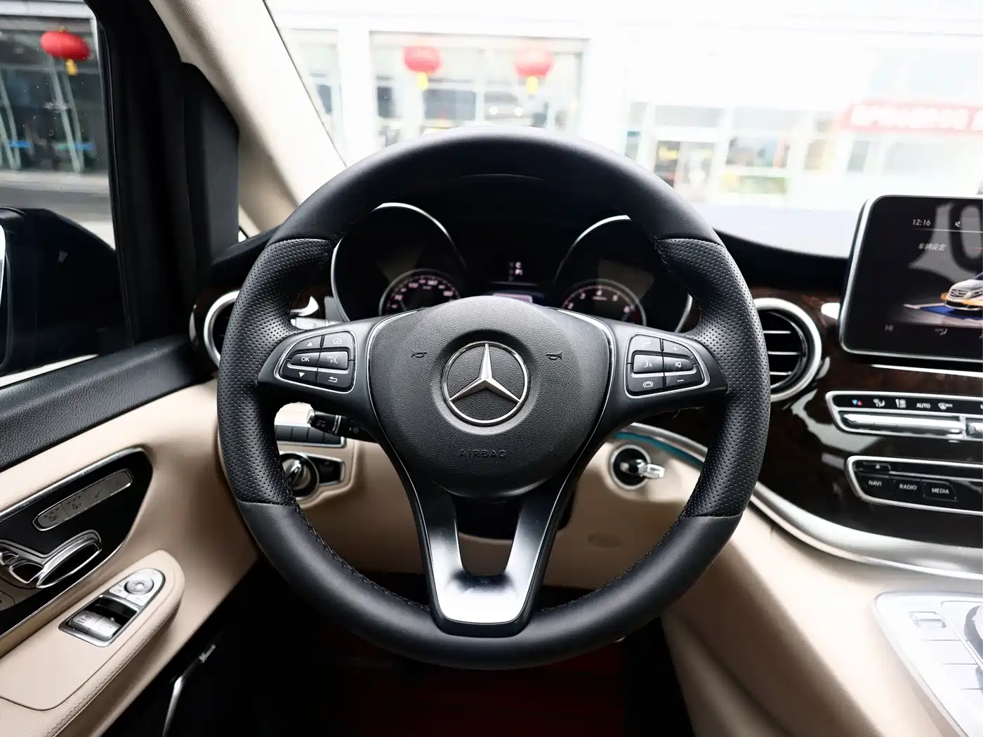 Фото 10 - Mercedes-Benz V-Class