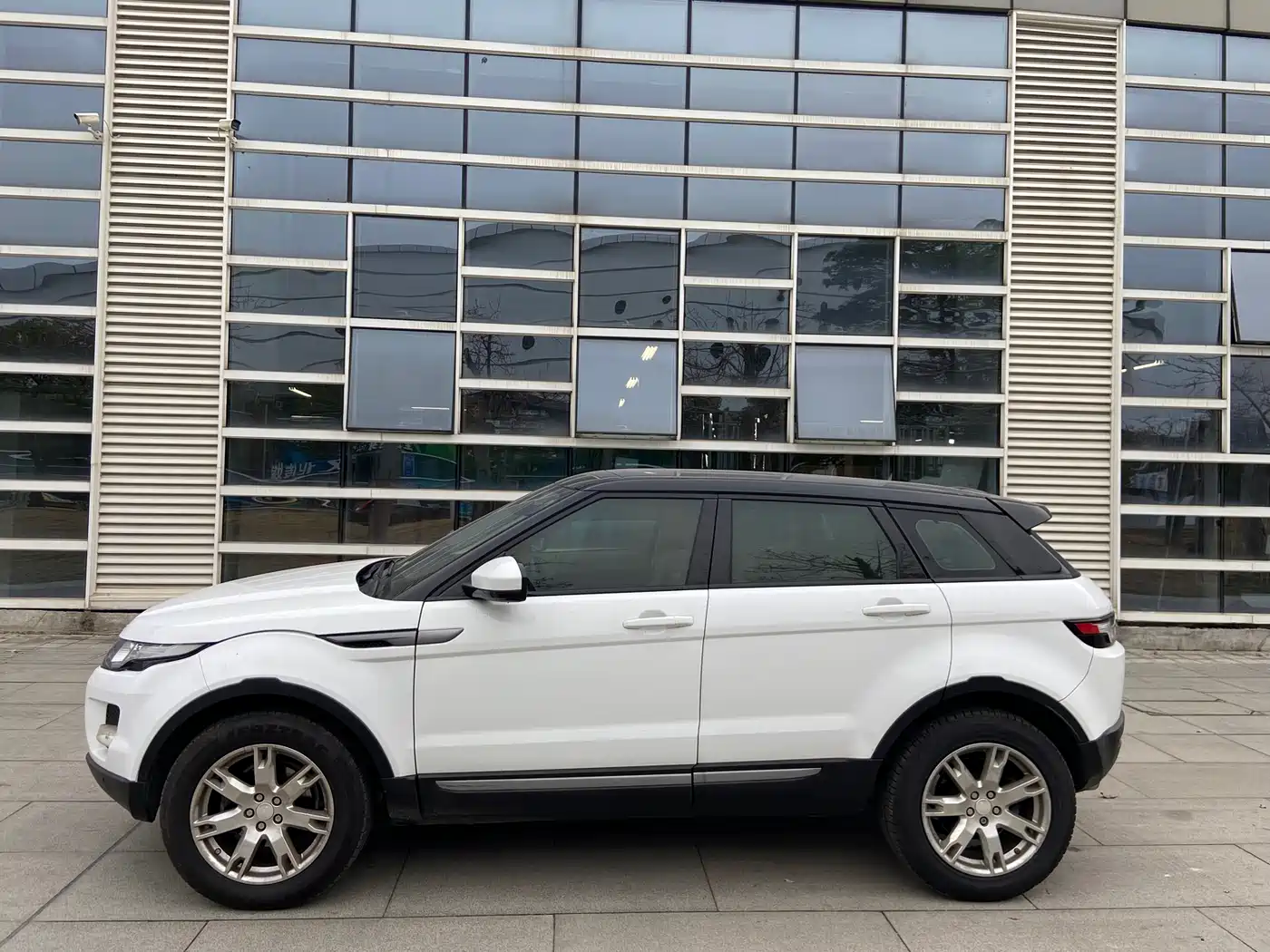 Land Rover Range Rover Evoque (Import) 2014 2.0T 5-door Brilliance Premium фото 3