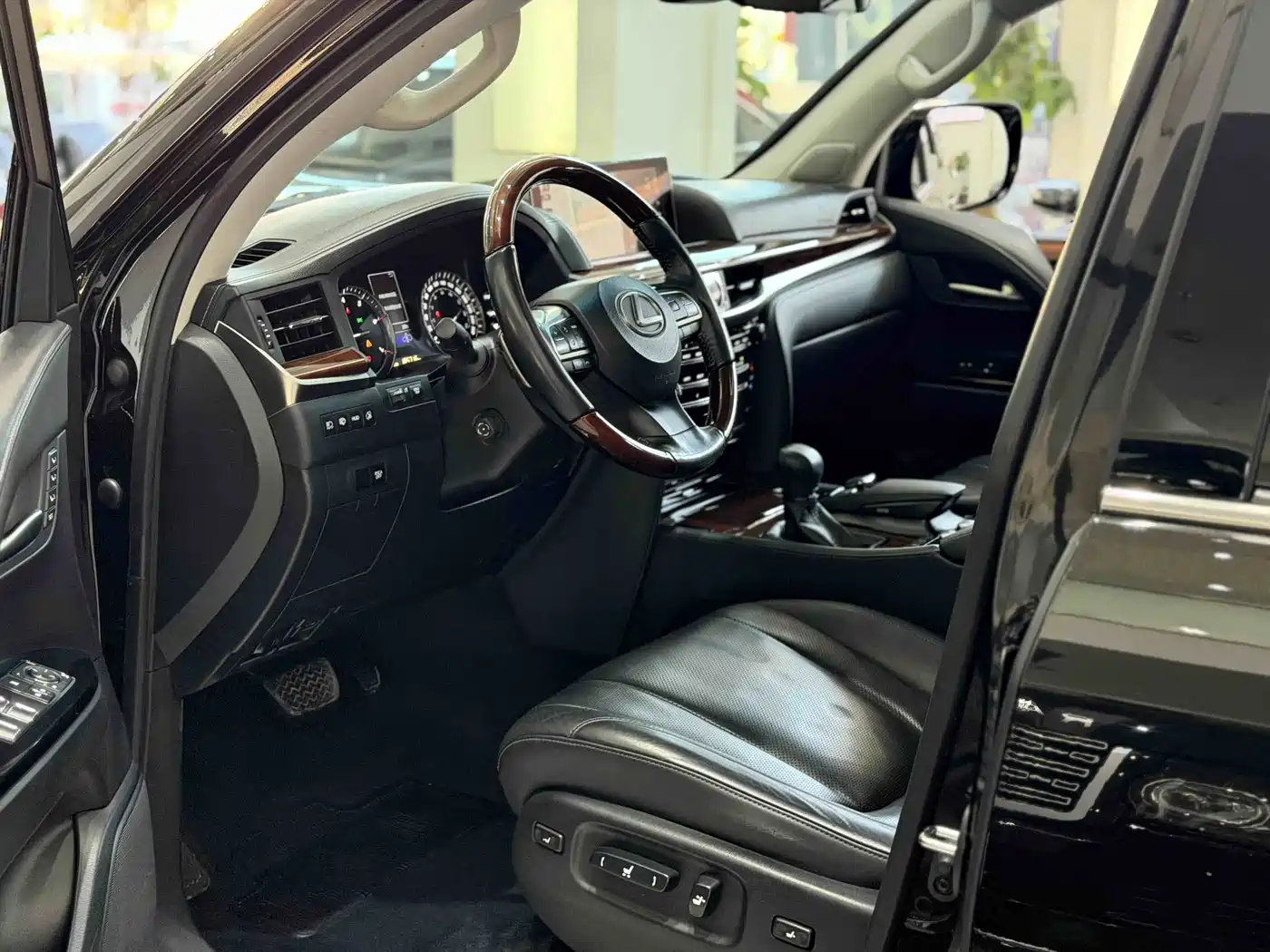 Lexus LX 2017 570 Prestige Luxury фото 4