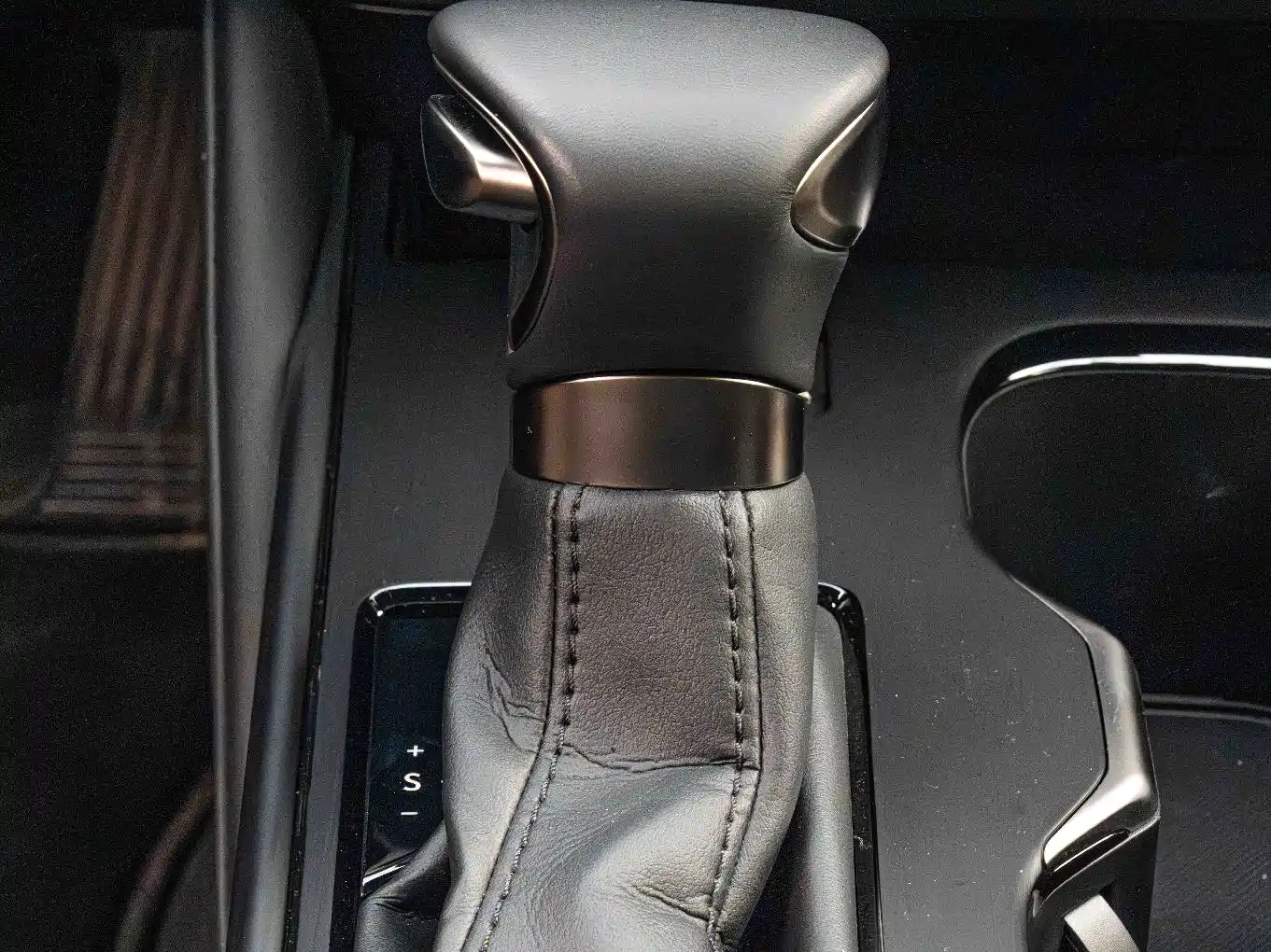 Lexus ES 2022 300h Ultimate Edition фото 16