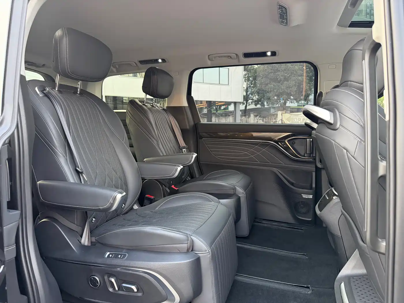 SAIC Maxus Maxus G90 2024 2.0T Galaxy 7-Seater фото 10