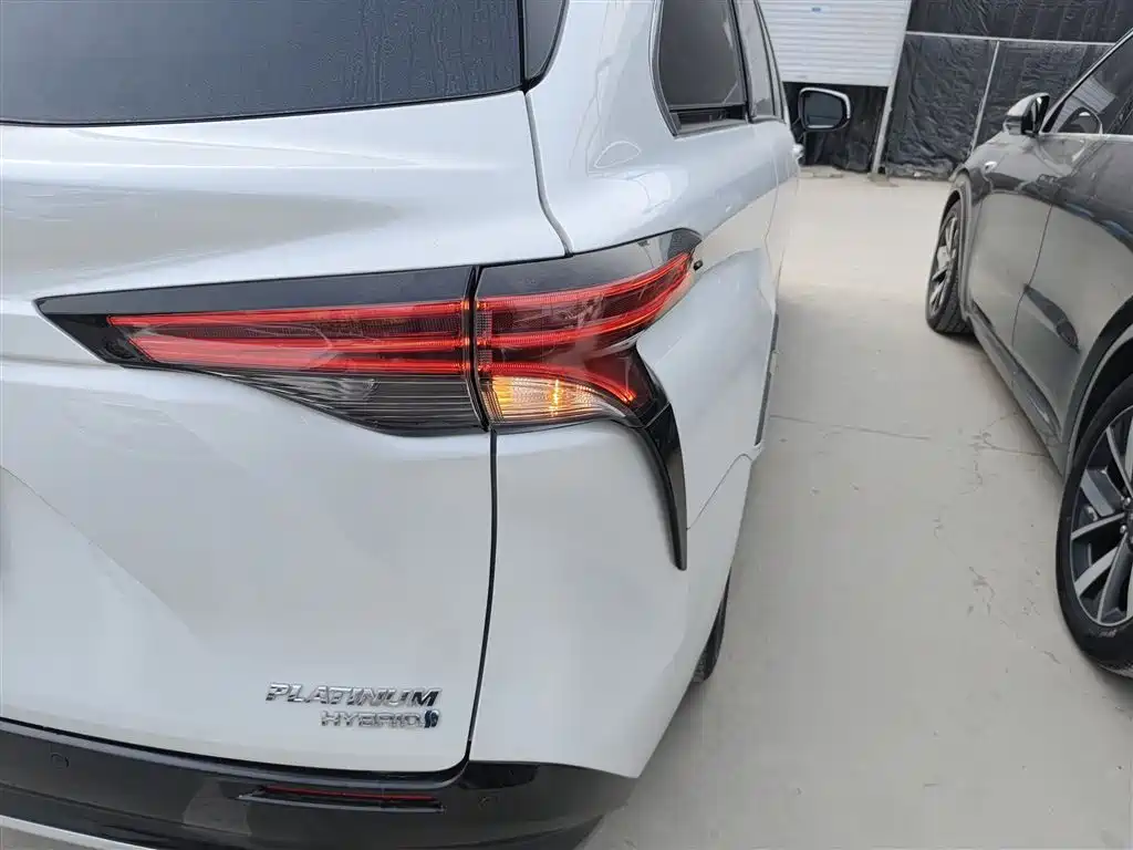 Toyota Sienna 2023 2.5L Hybrid Platinum Edition фото 24