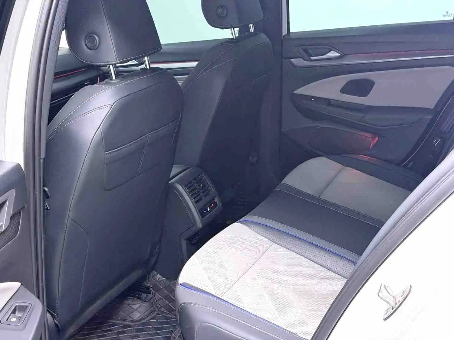 Photo 5 - Volkswagen Golf