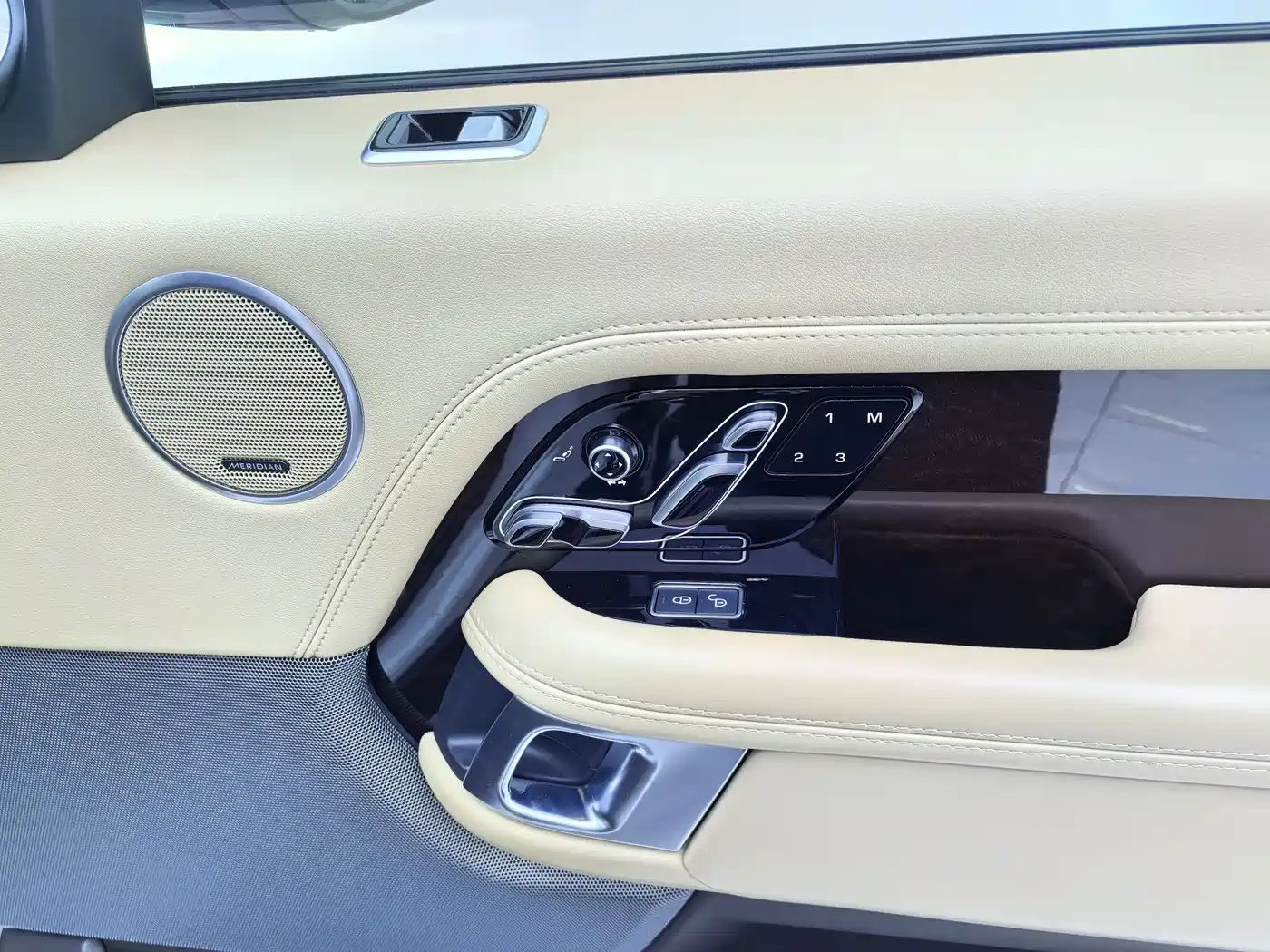 Land Rover Range Rover 2020 3.0 L6 Heritage Edition фото 17