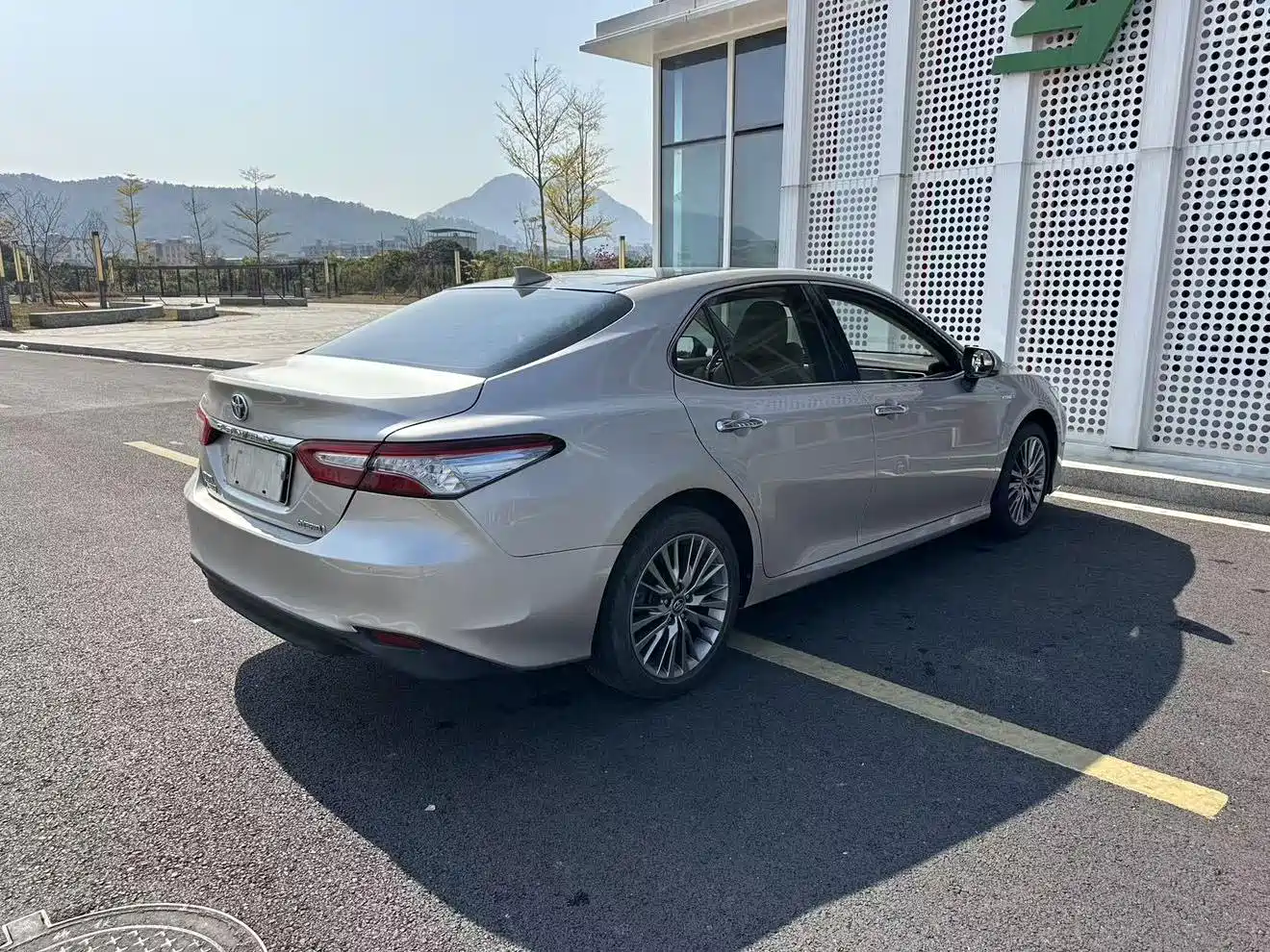 Toyota Camry 2018 Hybrid 2.5HG Luxury Edition фото 22