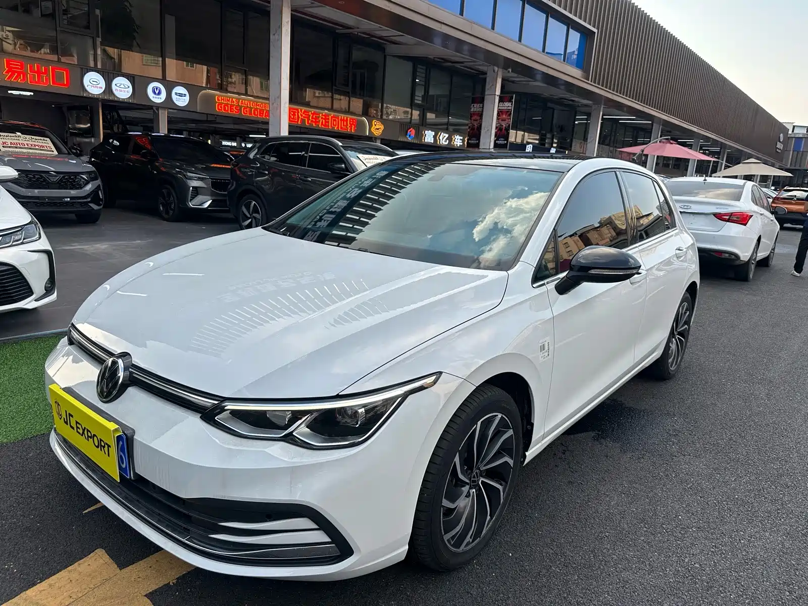 Photo 1 - Volkswagen Golf