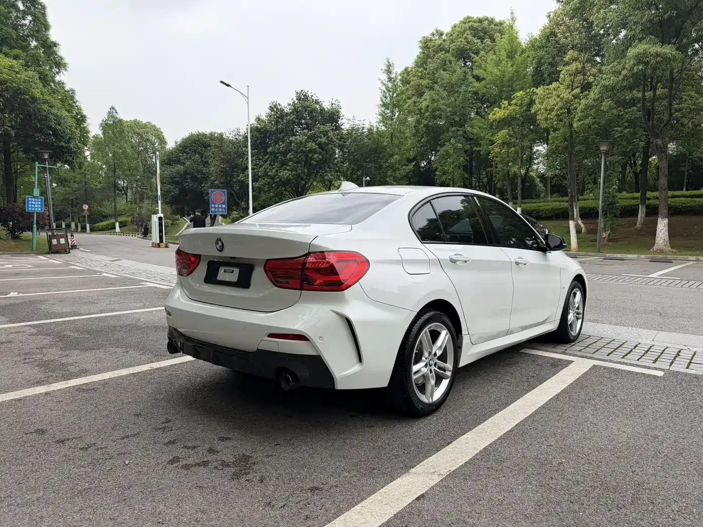 BMW 1 Series 2022 120i M Sport Shadow Edition фото 6
