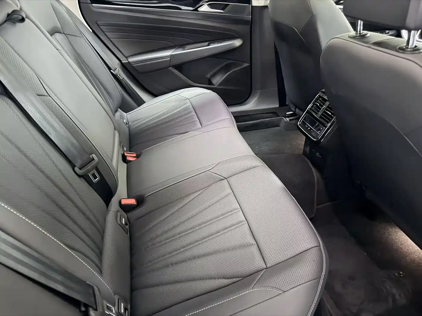 Volkswagen Passat 2024 380TSI Starlight Dragon Soaring Edition фото 10