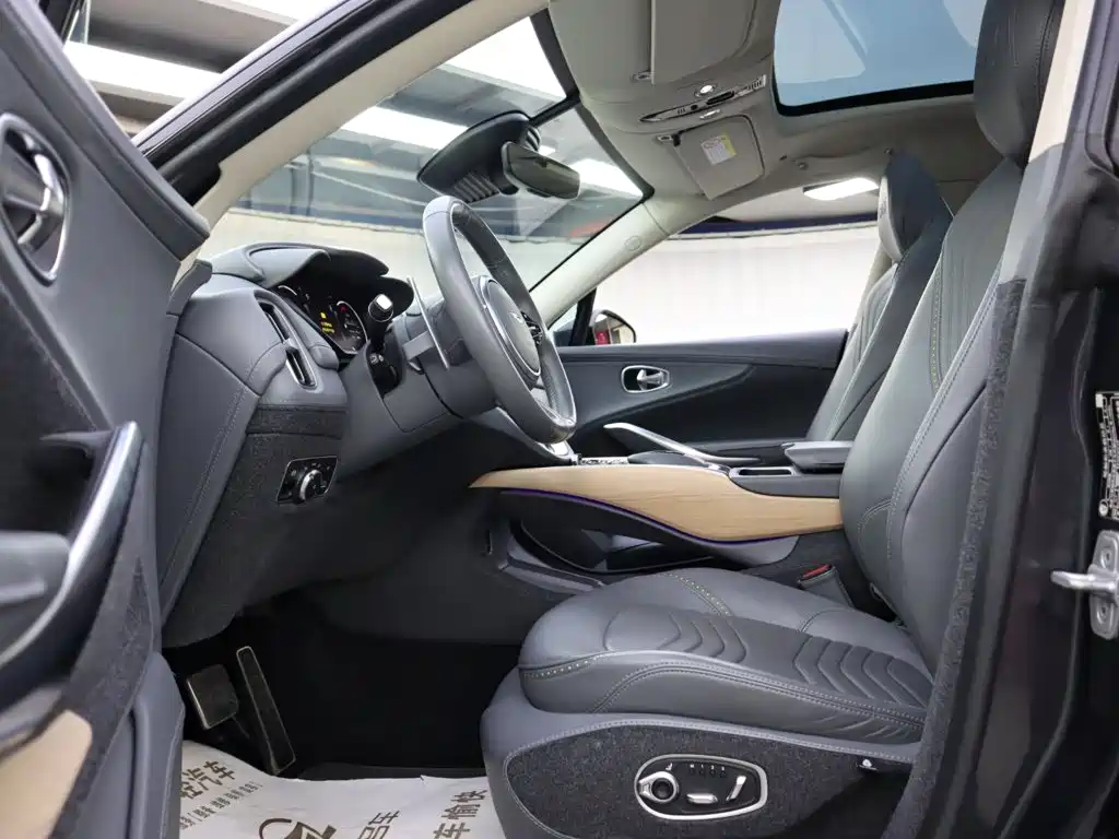 Фото 6 - Aston Martin DBX