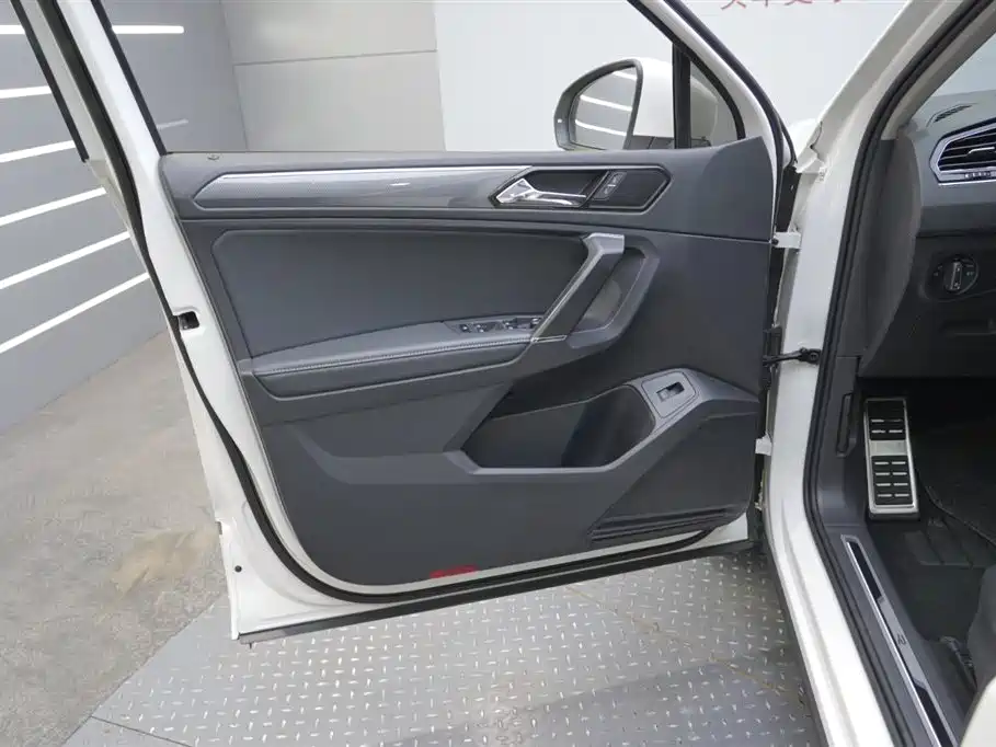 Volkswagen Tiguan L 2021 330TSI Automatic 2WD R-Line Premium фото 7