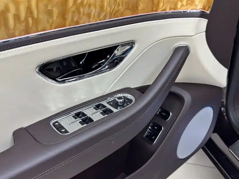 Bentley Flying Spur 2021 4.0T V8 Standard Version фото 15