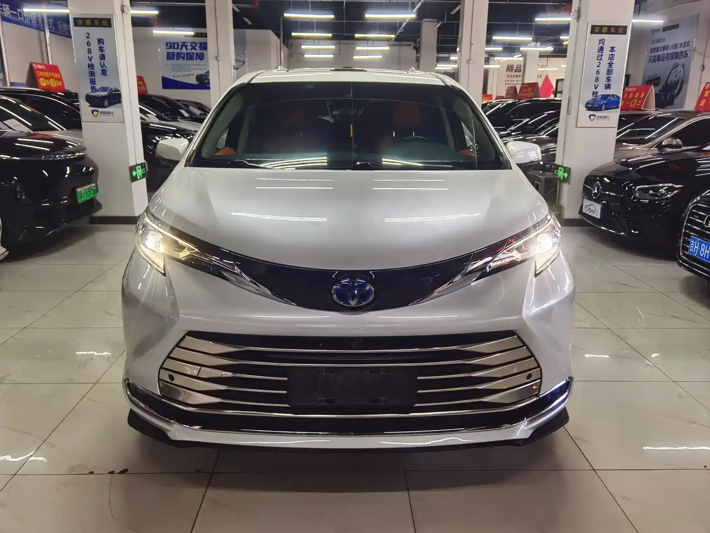 Toyota Sienna 2023 2.5L Hybrid Comfort Edition фото 3