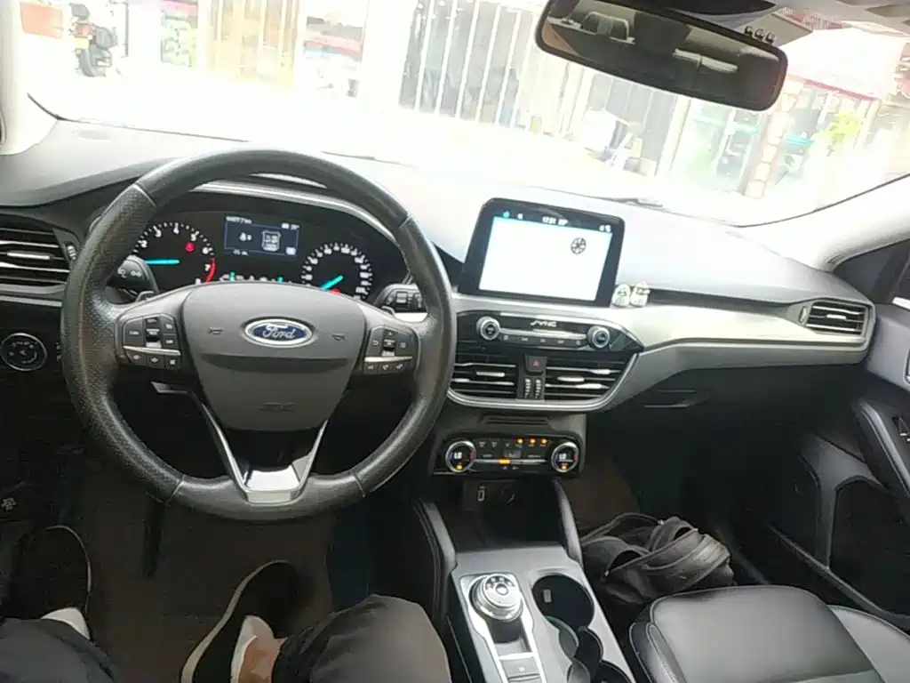 Фото 10 - Ford Focus