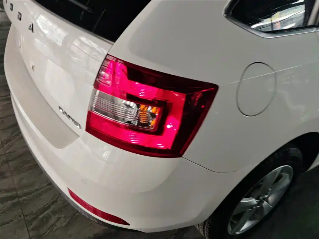 Škoda Skoda Rapid Spaceback 2019 1.5L Automatic Comfort Edition фото 24