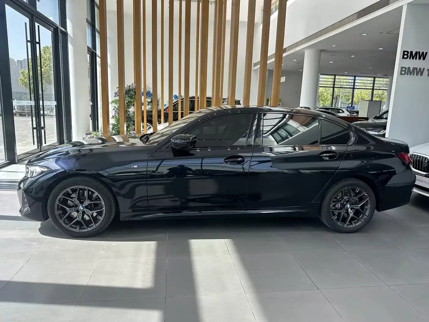BMW 3 Series 2025 330Li M Sport Night Edition фото 4