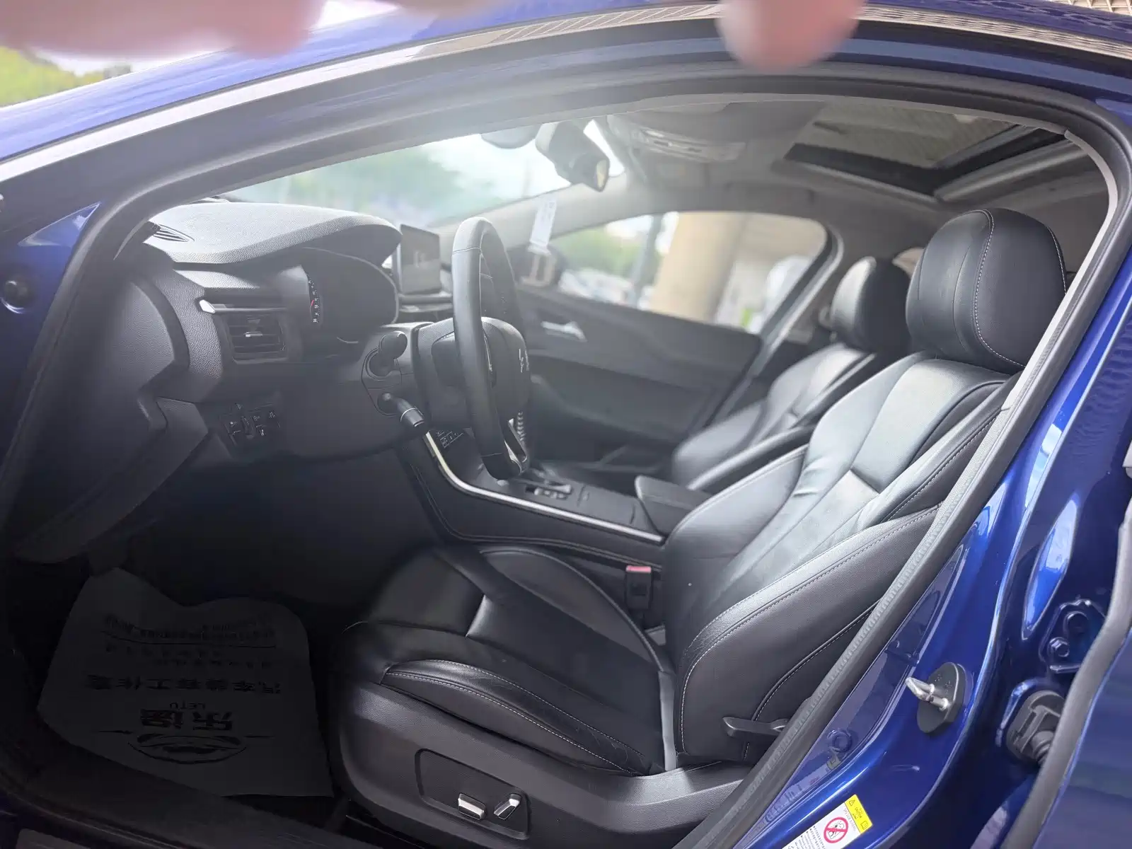 Фото 7 - Hongqi H5