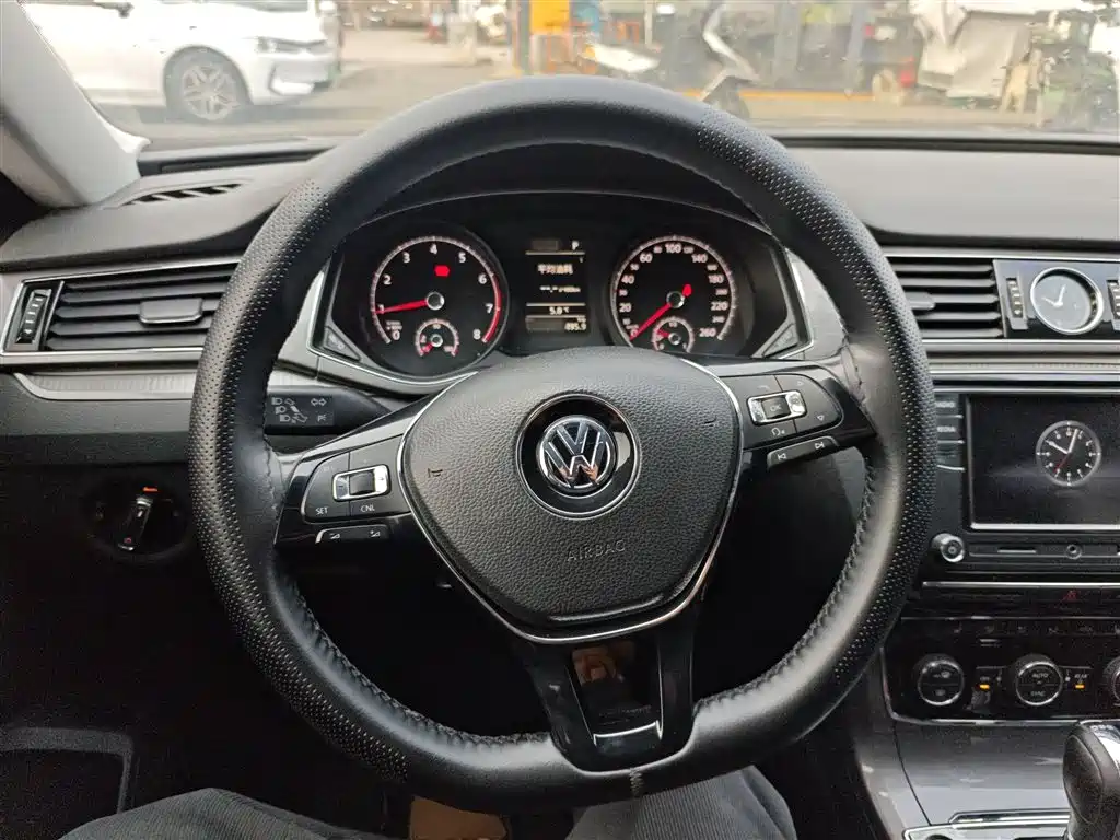 Volkswagen Passat 2017 330TSI DSG Prestige фото 3