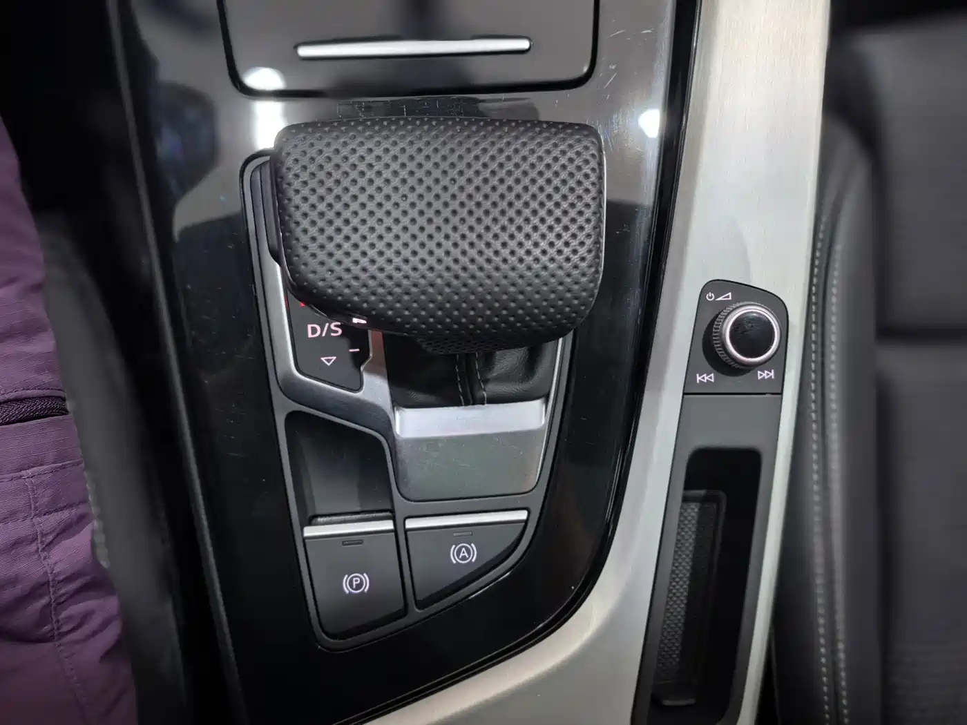 Audi A4 (Import) 2024 2023 Model Avant 40 TFSI Luxury Sport Version