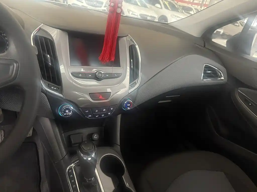 Photo 6 - Chevrolet Cruze