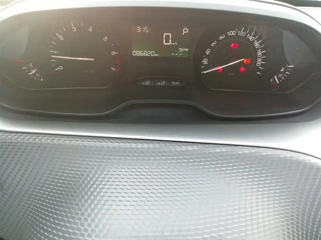 Peugeot 2008 2014 1.6L Automatic Trend Edition фото 12