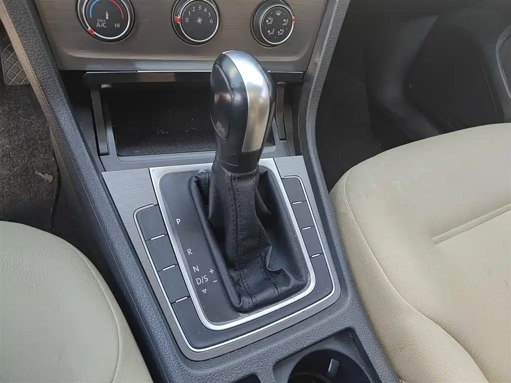 Volkswagen Golf 2016 1.6L Automatic Comfort фото 11