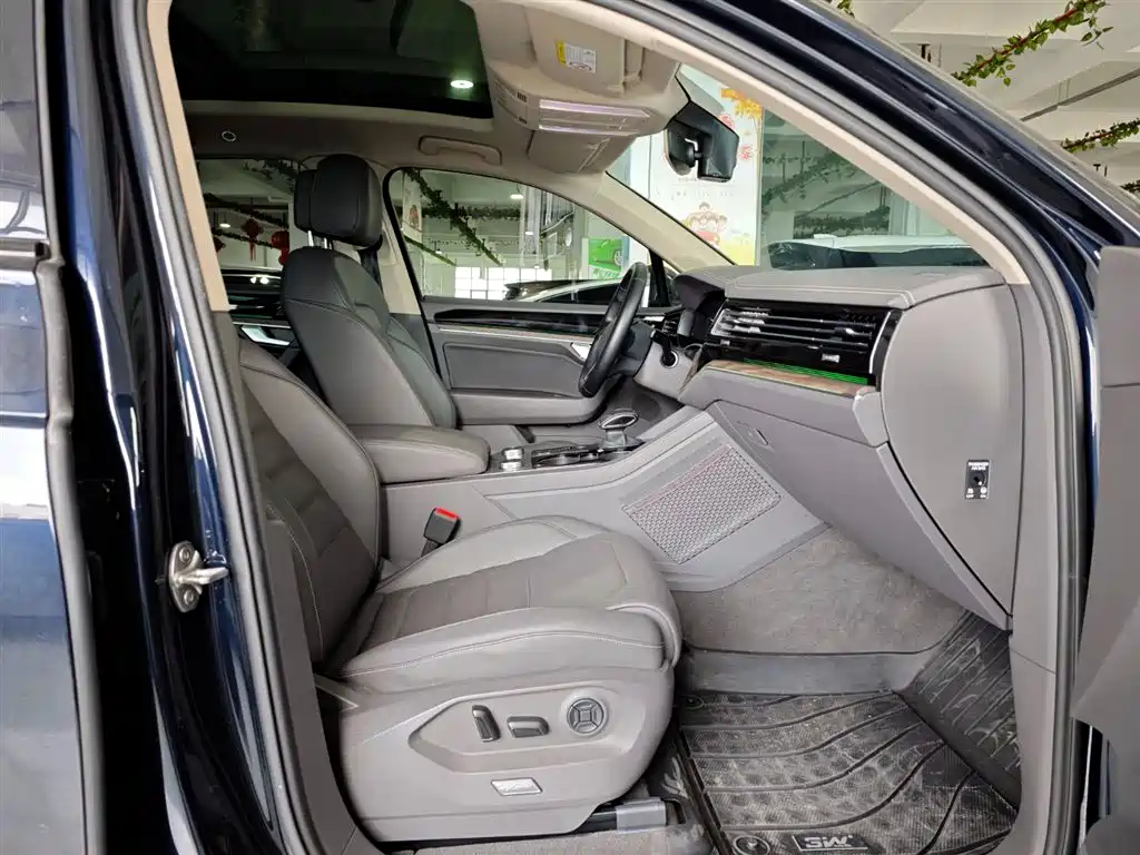 Volkswagen Touareg 2021 3.0TSI Sharp Edition with Gloss Black Sports Package фото 26
